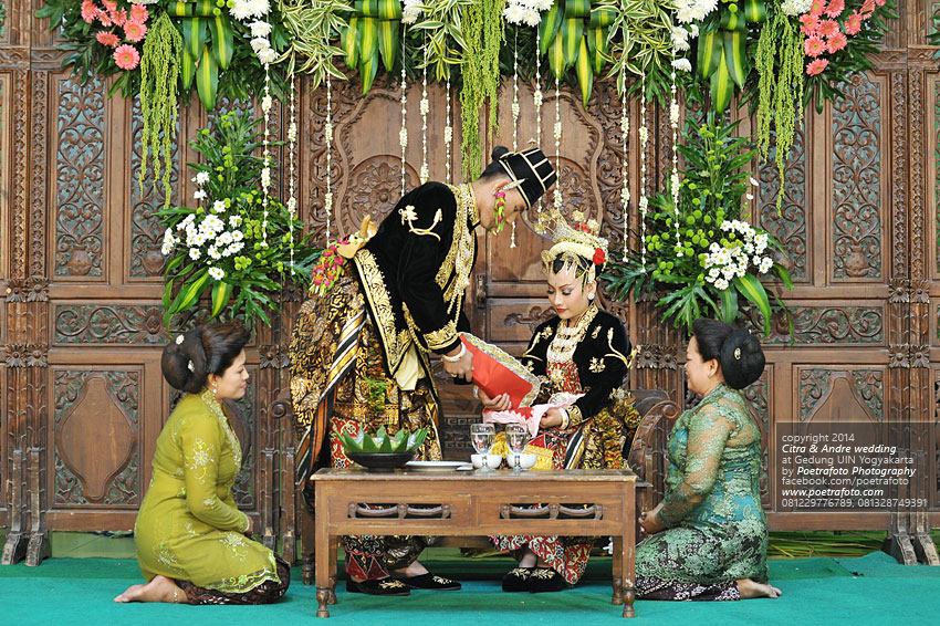 7 Foto Pernikahan Adat Jawa  Prosesi Upacara Tradisi  KACAR 