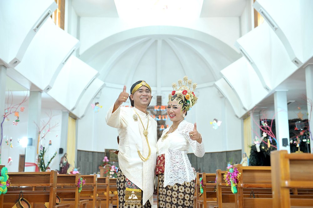 Foto Wedding Pengantin Jawa di Gereja Katolik Bedog Jogja. Foto Pernikahan Christin+Sigit by Poetrafoto, Fotografer Wedding Yogyakarta