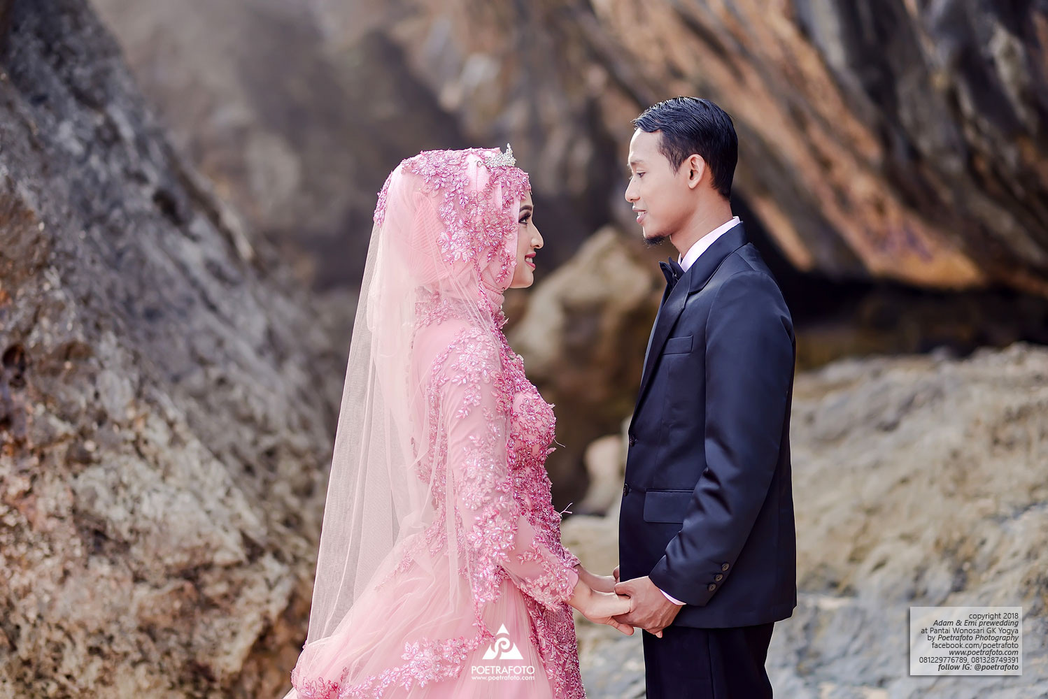 17 Foto Prewedding Hijab Outdoor Emi+Adam di Pantai Jogja  Fotografer Pernikahan Pre+Wedding 