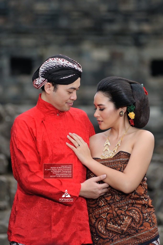 Foto Prewedding Jawa Kuno Klasik Lucu Elegan di Candi Plaosan. Foto Prewedding Jawa Hashya+Reza by Poetrafoto, Fotografer Prewedding Jogja