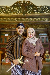Foto Prewedding Tradisional Jawa Hijab Jogja. Foto Prewedding Tradisional Jawa Hijab Dita+Iwan di Tembi Yogyakarta by Poetrafoto, Fotografer Prewedding Jogja