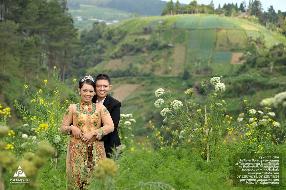 Fotografer Prewedding Solo Foto Prewed Nuansa Tema Alam Terbuka di Tawangmangu Karanganyar dg Kebaya Prewedding Jawa Simple Modern Deffie+Bedro