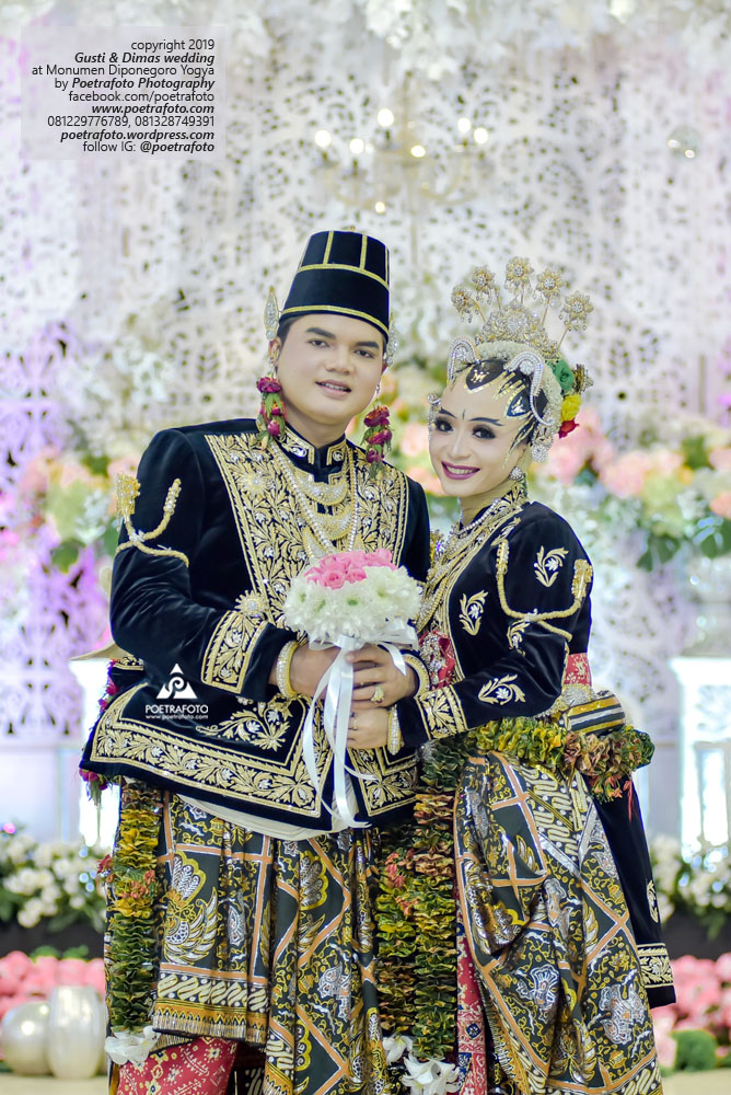 Wedding Adat Jawa Tata Rias Kebaya Busana Pengantin Paes Ageng Kanigaran Muslim Hijab Jogja Pernikahan Gusti+Dimas